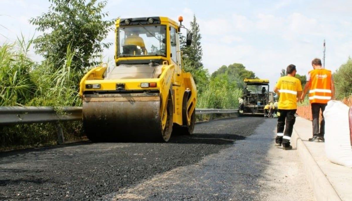 Obres de reparació del paviment en una carretera catalana