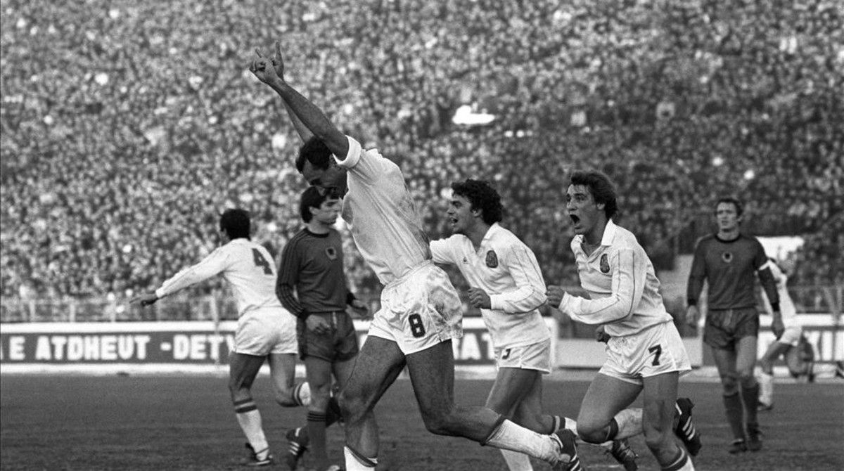 Els jugadors de la selecció espanyola celebren el gol de la victòria durant el partit que van jugar amb Albània a Tirana, el 1986, en un estadi ple de consignes comunistes