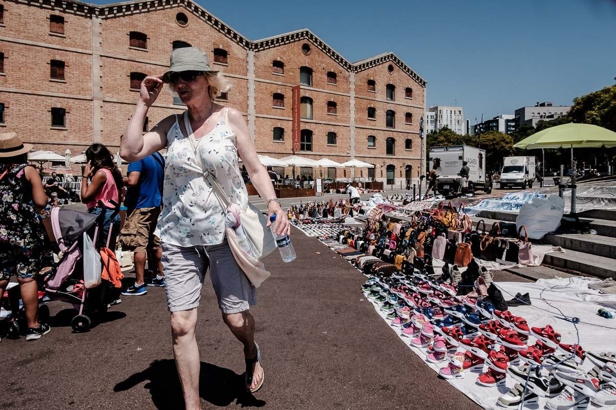 Turistes compren productes als manters a Barcelona