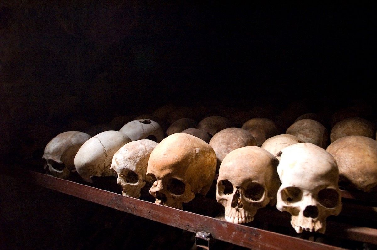 Cranis de víctimes exhibits al centre memorial del genocidi ruandès de  Nyamata