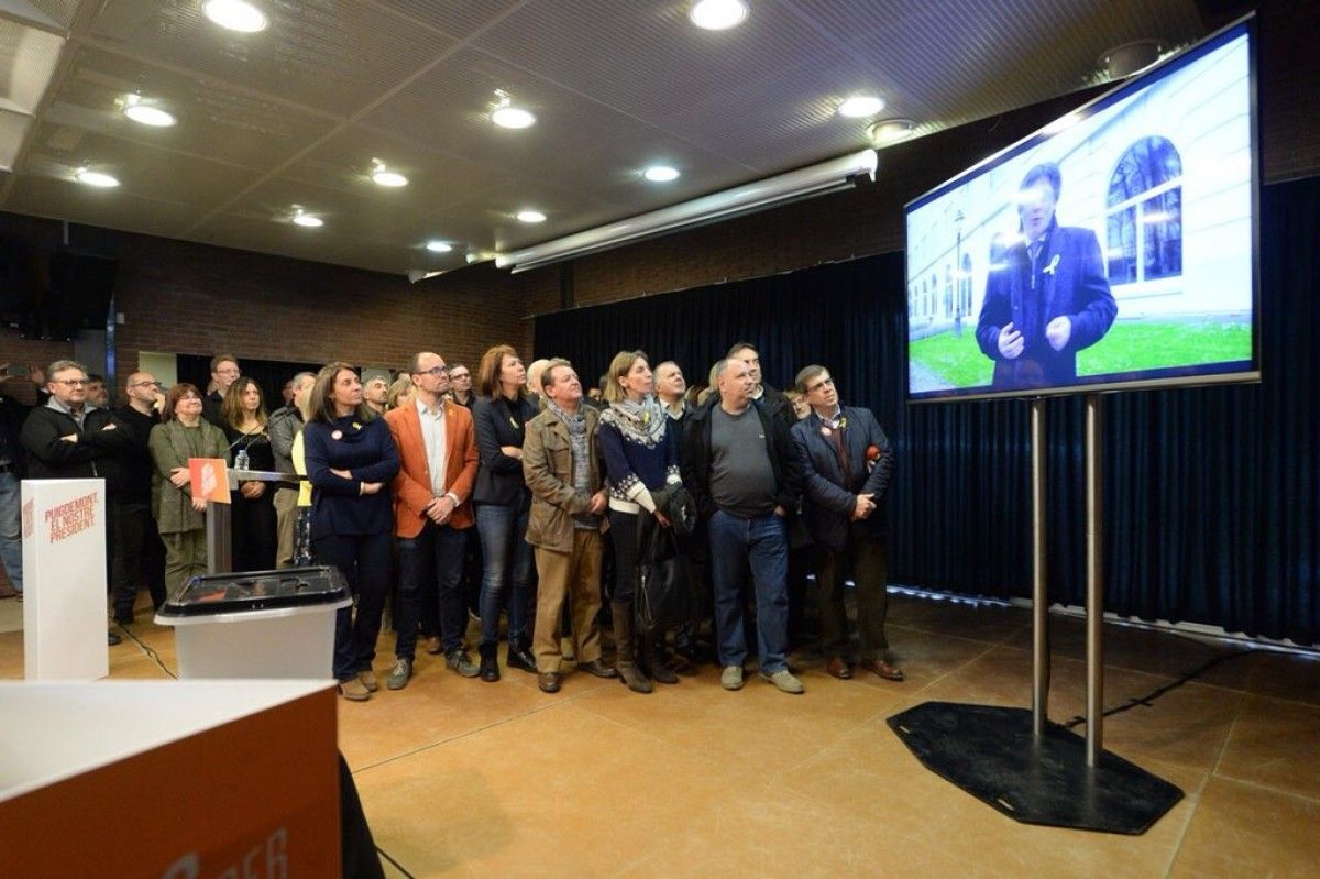 Els alcaldes del PDECat observen el missatge de Puigdemont, gravat des de Brussel·les