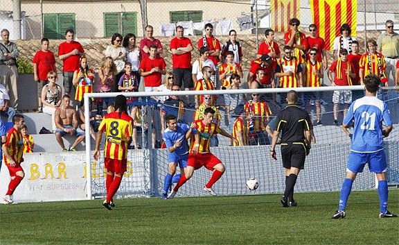 Alguns aficionats del Manlleu s'han desplaçat fins a Mallorca per animar l'equip.