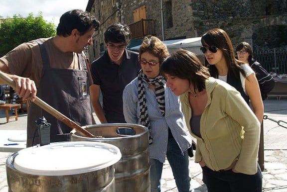 La fira permet descobrir el procés per elaborar la cervesa artesana.