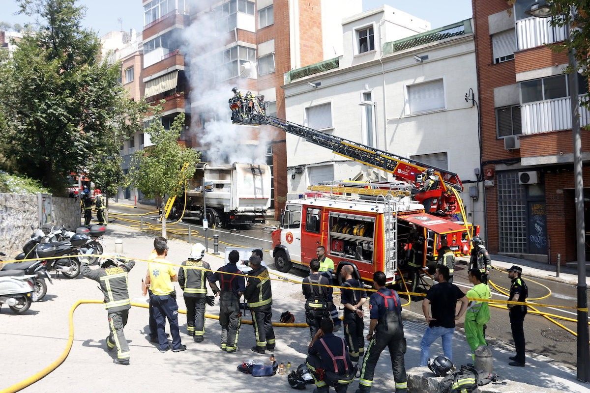 El camió incendiat a la Teixonera de Barcelona