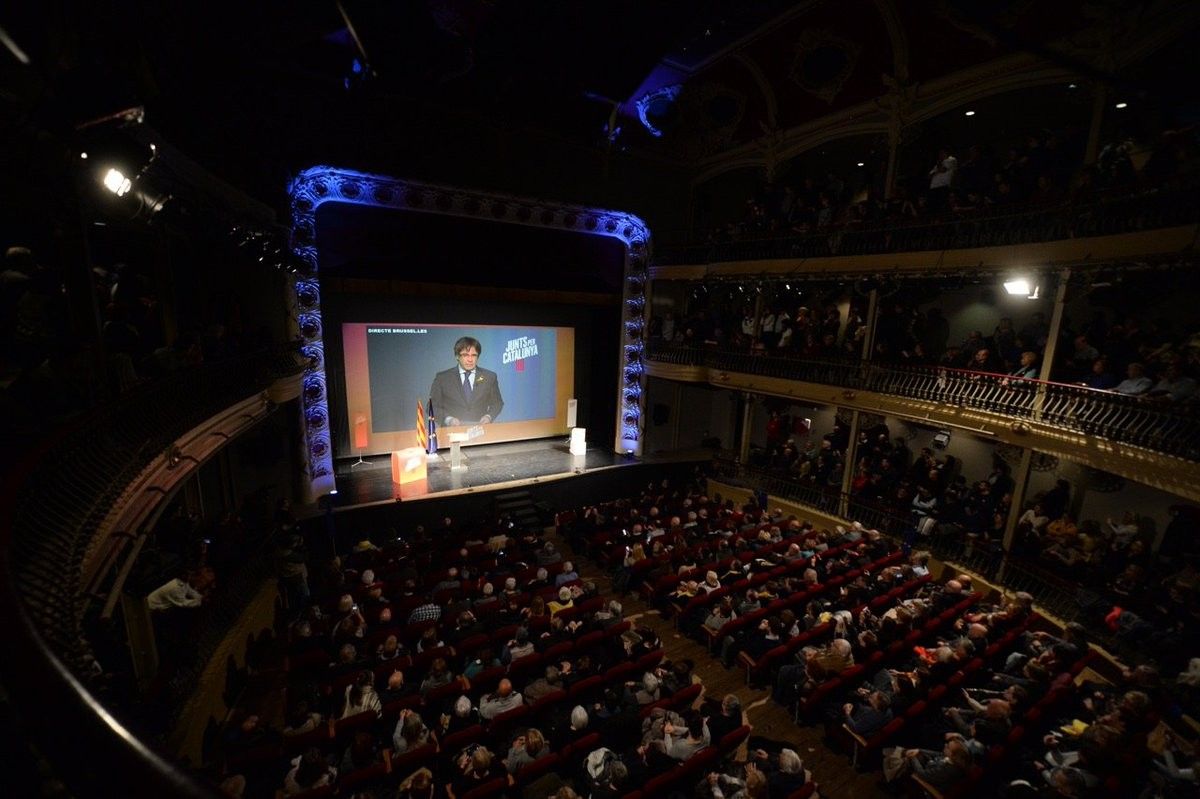 El president de la Generalitat, Carles Puigdemont, intervé des de Brussel·les en el míting de JxCat a Igualada