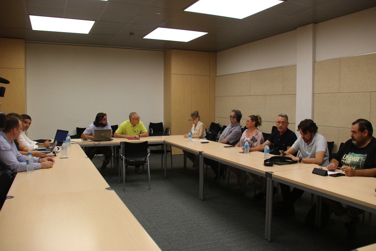 Una reunió de mediació entre els representants del Comitè de Vaga de Trablisa i la direcció de la mateixa empresa
