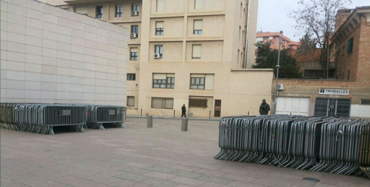 Tanques de seguretat davant el Museu de Lleida.