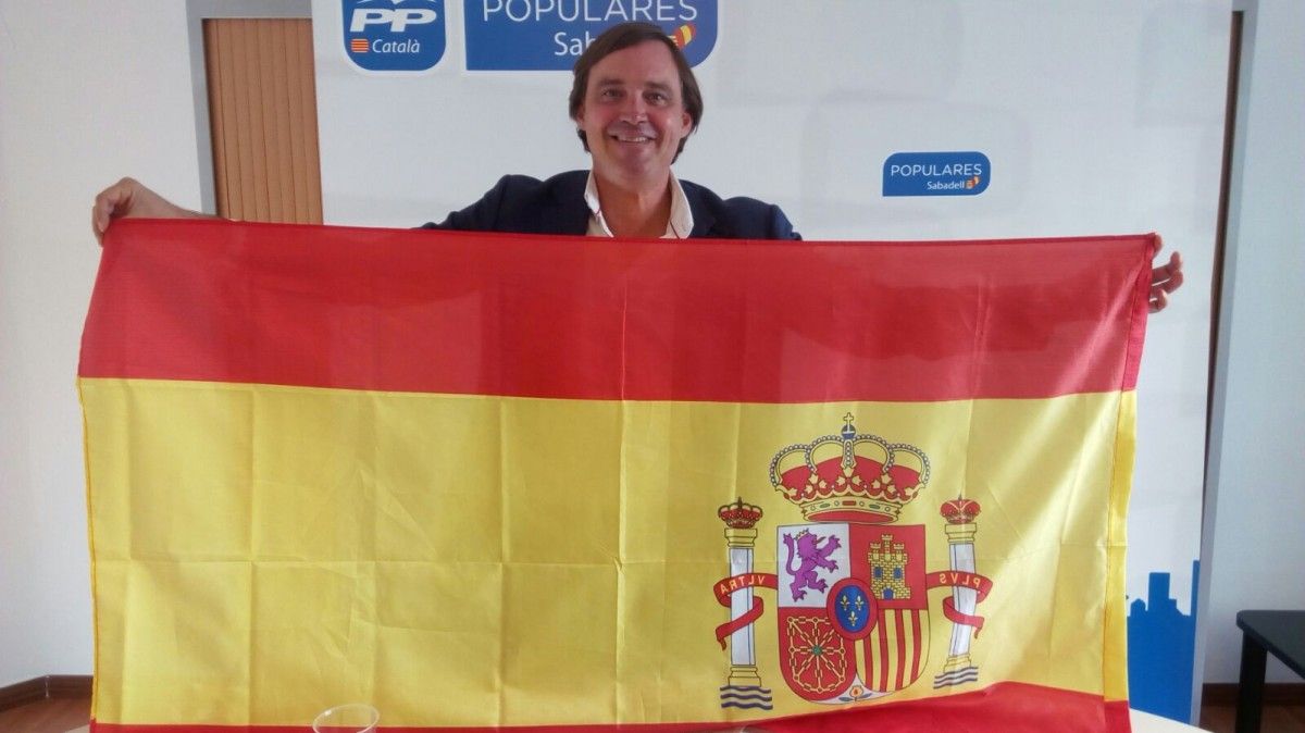 Esteban Gesa, aquest matí, amb la seva bandera espanyola