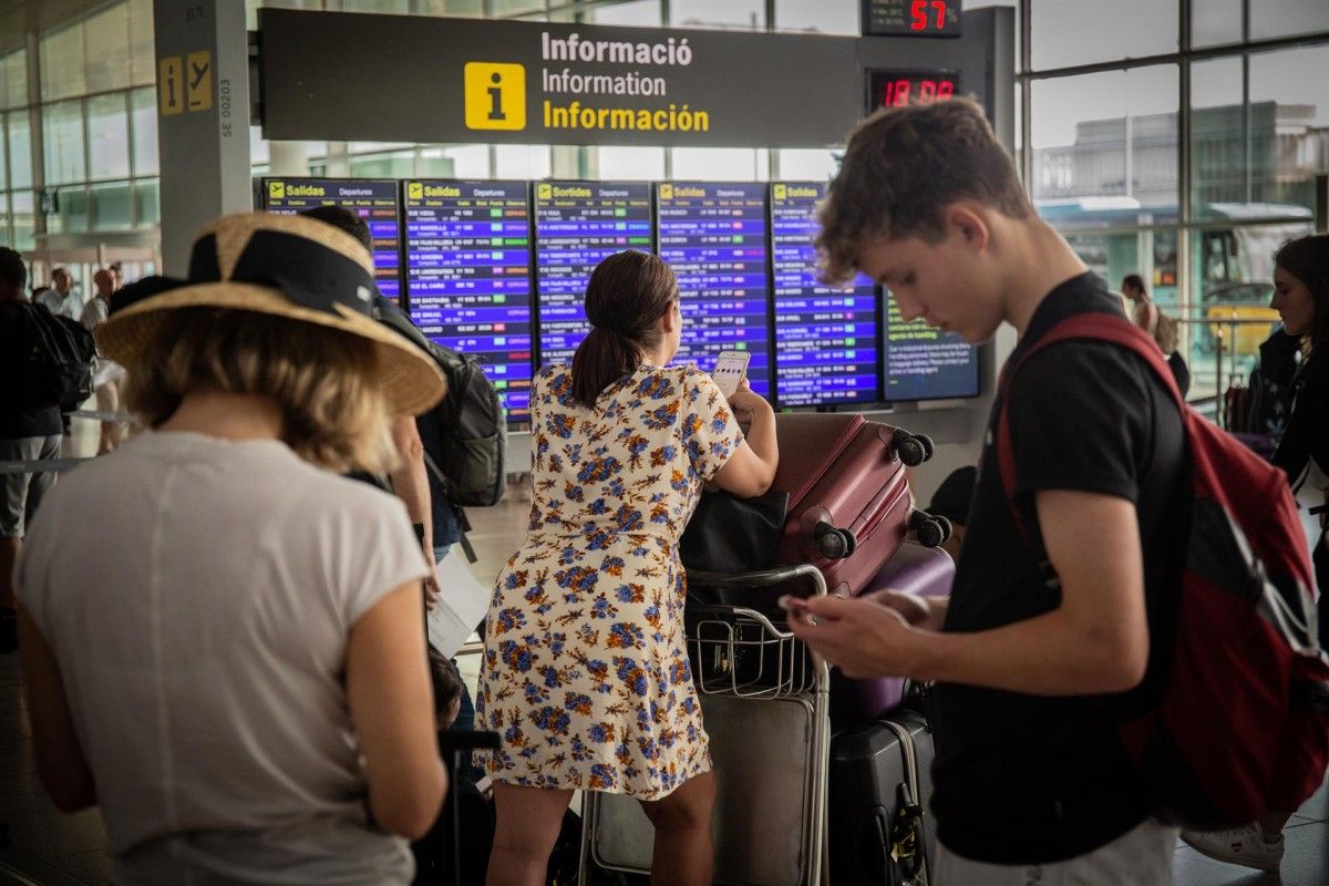 Uns turistes a l'aeroport del Prat