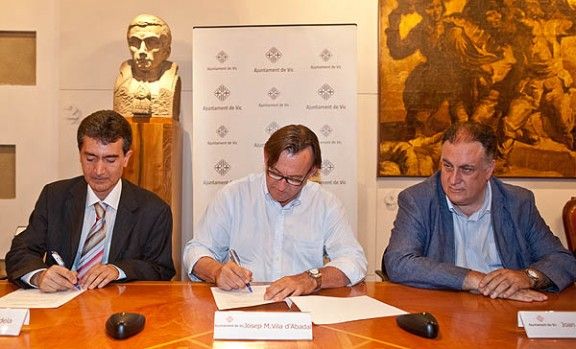 Xavier Tudela i Josep Maria Vila d'Abadal han signat el conveni que designa Vic capital de la Cultura Catalana 2016.