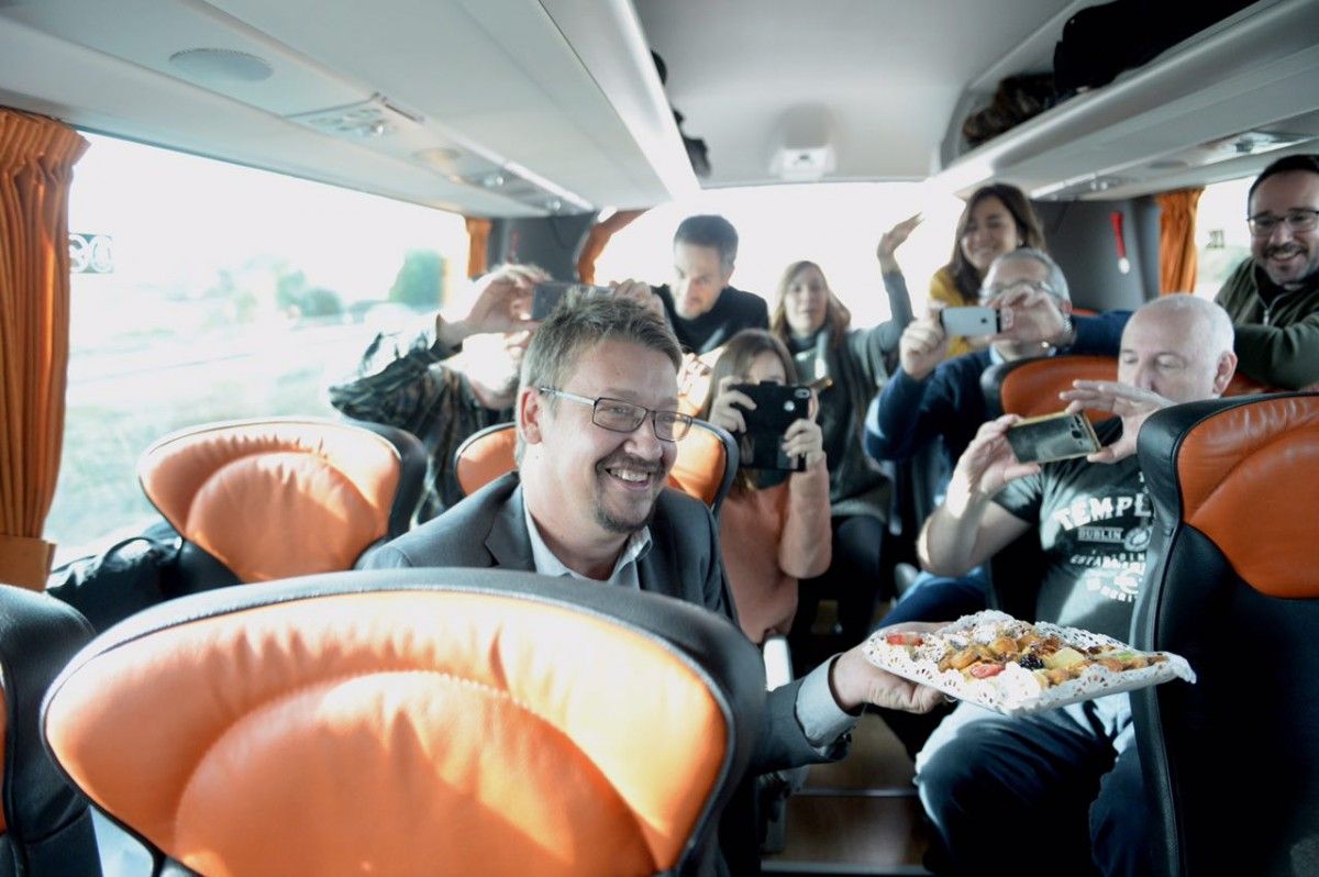 Xavier Domènech porta esmorzar a l'autobús de periodistes que segueixen la seva campanya