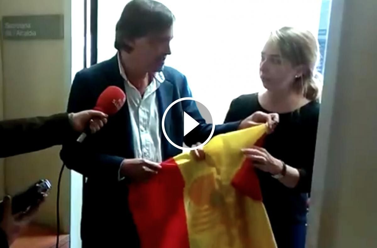 Esteban Gesa lliura una bandera espanyola a l'Ajuntament de Sabadell