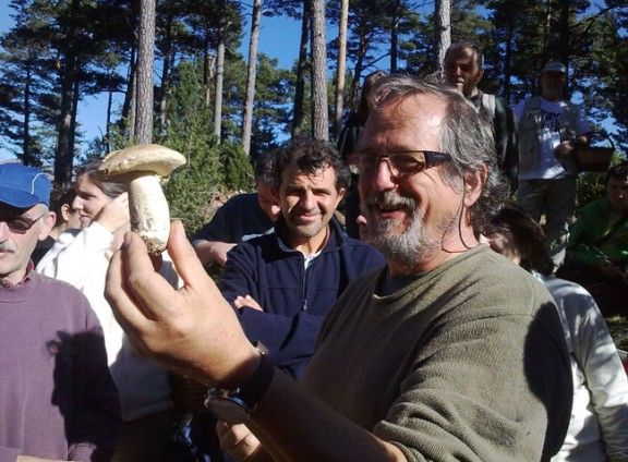 El micòleg Enric Gràcia a l'excursió de la Fira del Bolet de Ribes.
