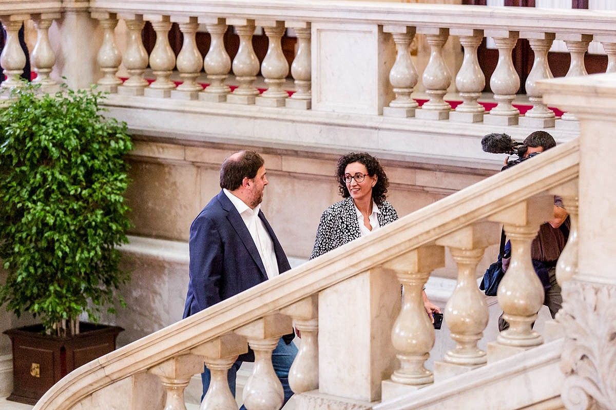 Oriol Junqueras i Marta Rovira pujant les escales del Parlament