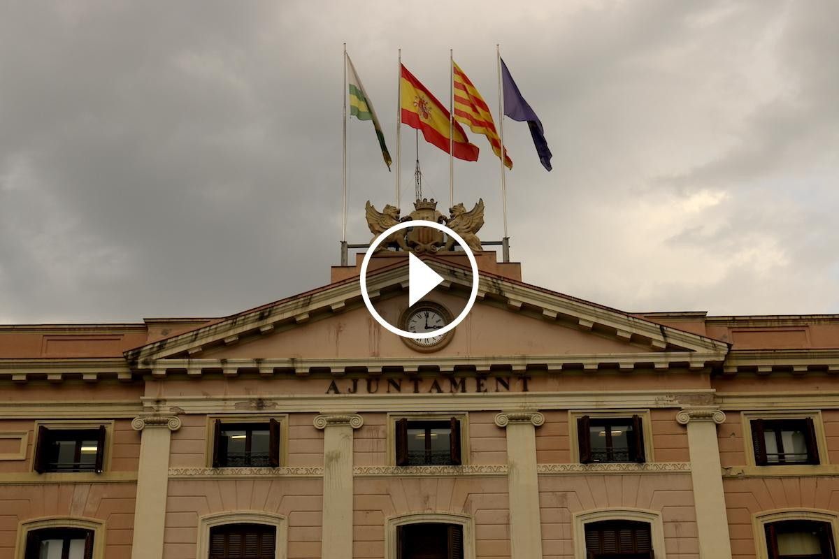 La bandera espanyola ja torna a onejar a l'Ajuntament de Sabadell
