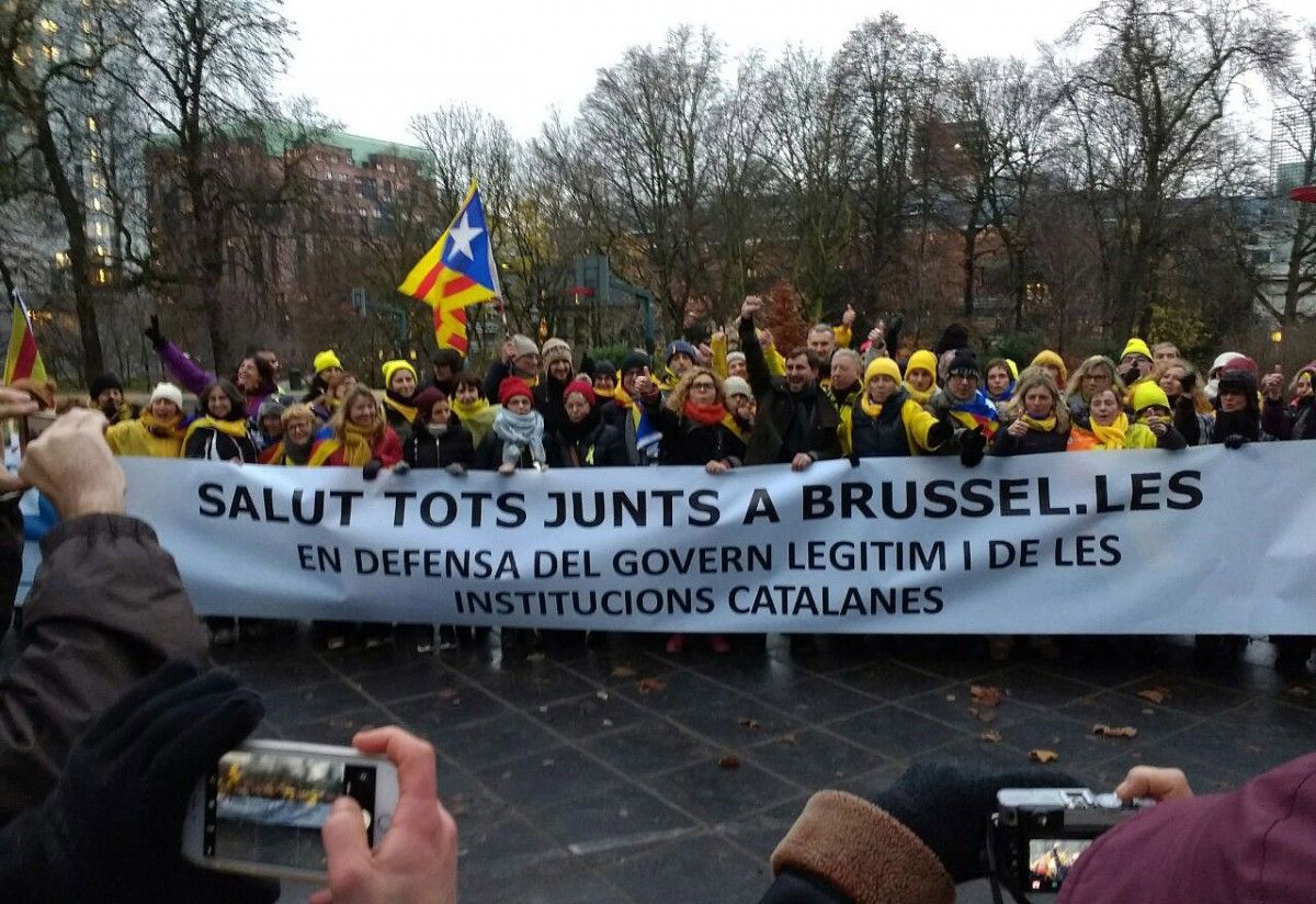 Treballadors i companys del departament de Salut fan costat a Toni Comín, a Brussel·les