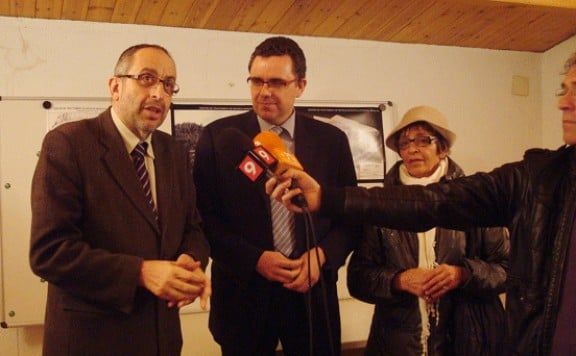 Miquel Aris, Josep M. Tost i Conxita Vernís, atenent els mitjans de comunicació, ahir.