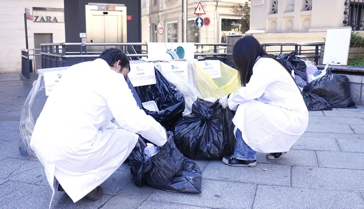 Membres de l'Adenc examinant l'interior de les escombraries