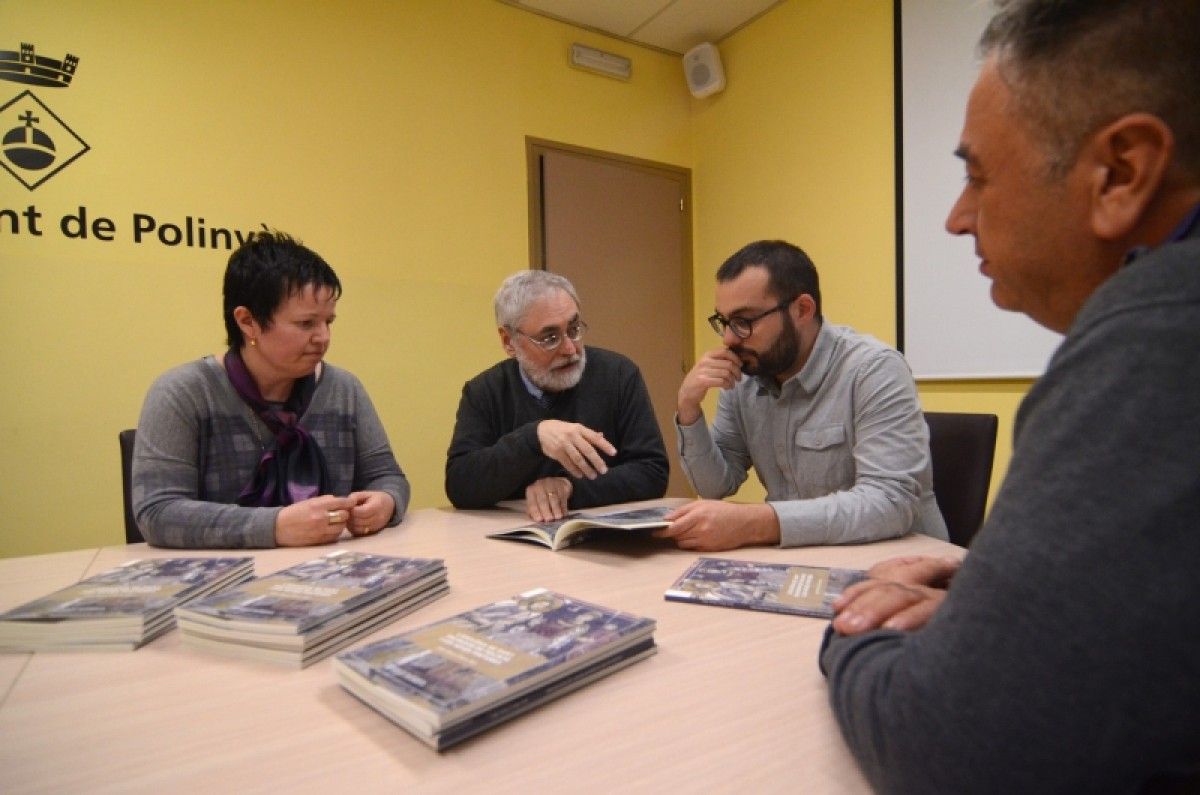 Javier Silva, alcalde de Polinyà, amb els responsables del llibre