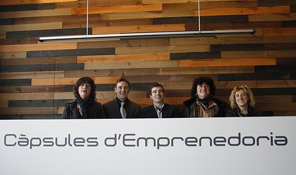 Teresa Jordà, Cristian Serasols, Ramon Turrrats, Pilar Mundet i Carme Freixas a la inauguració de les càpsules d'emprenedoria.