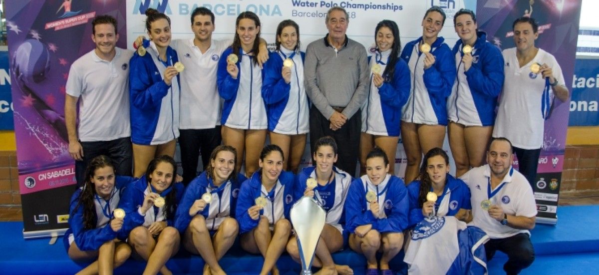 Equip femení del CN Sabadell, amb les medalles de supercampiones d'Europa