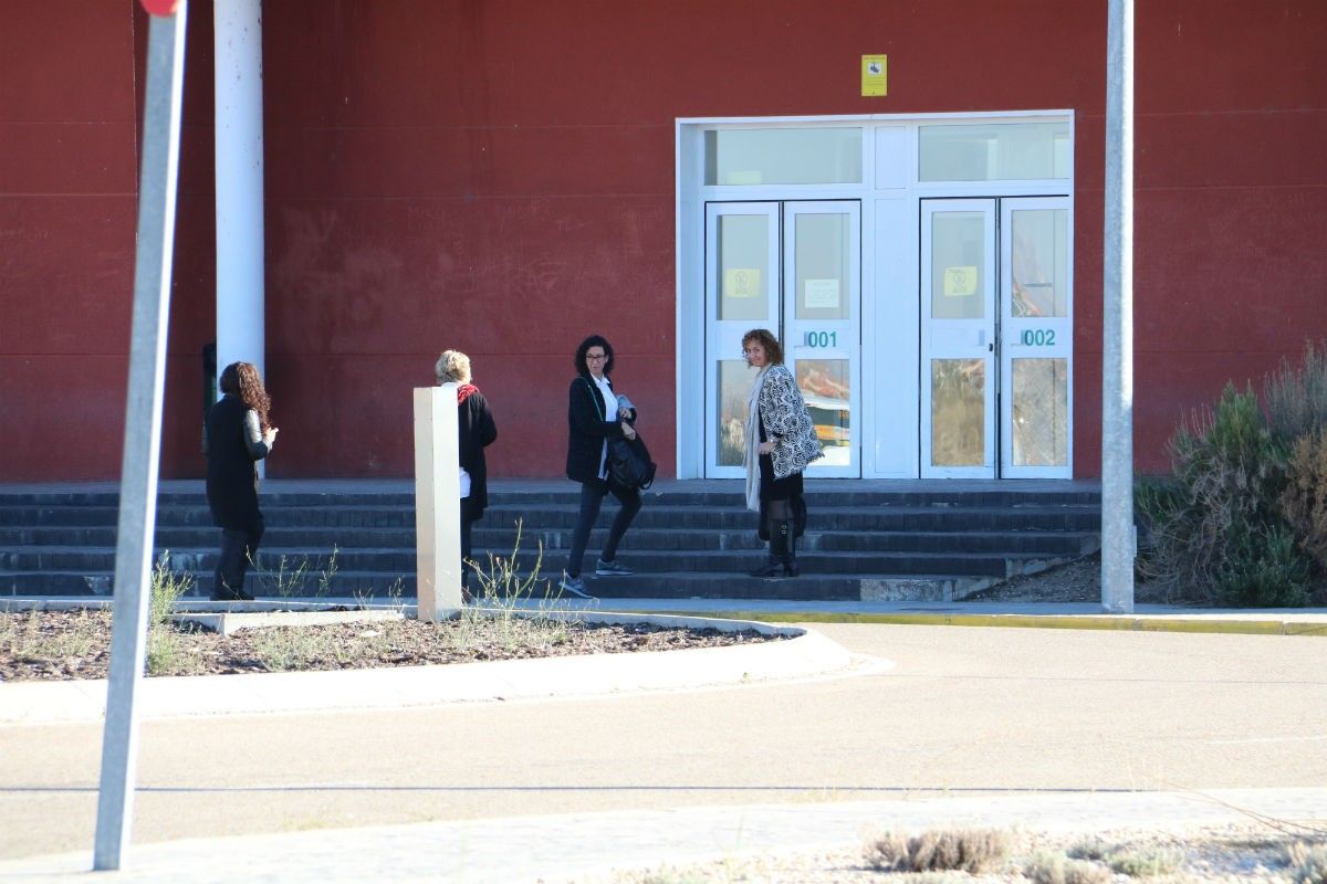 Marta Rovira i Ester Capella, a les portes de la presó d'Estremera, en una visita a Junqueras i altres consellers.