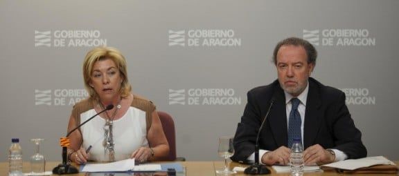 Maria Dolores Serrat presentant la nova llei que menysprea el català a la Franja.