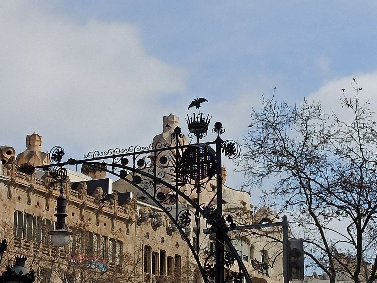 Ratpenat coronant l'escut de la ciutat als fanals del Passeig de Gràcia
