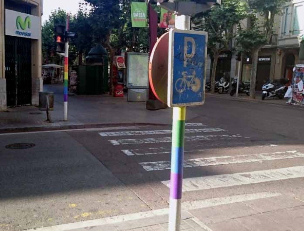 Els semàfors del carrer de la República amb la bandera irisada 
