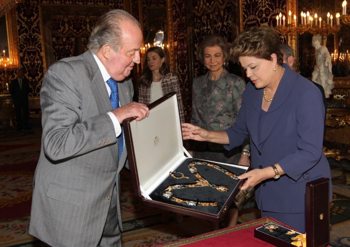 Joan Carles I, lliurant a la llavors presidenta del Brasil, Dilma Rousseff, el collar de l'orde d'Isabel la Catòlica, el 2012.