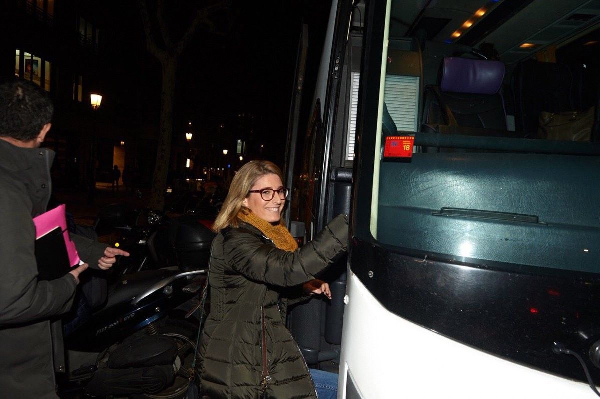 Elsa Artadi puja al bus de la caravana de Junts per Catalunya