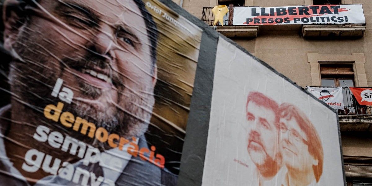 Cartells electorals de Puigdemont i Junqueras a Vic