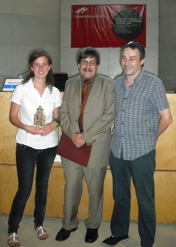Laia Capdevila amb el premi pel seu treball de recerca