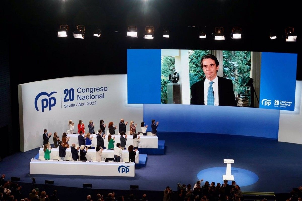 Aznar dirigint-se al congrés del PP aquest divendres.