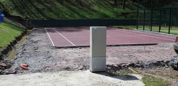 L'Ajuntament de Sant Joan està renovant la pista de tennis.