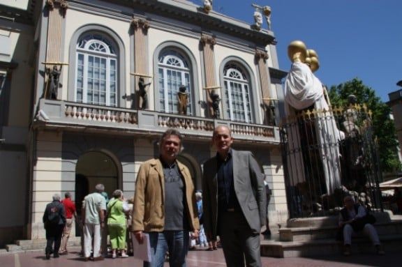  Josep Maria Vergés, membre de la candidatura del PSC i president de l'Associació de Marxants de les comarques gironines, i Ciro Llueca, número 4 de la llista del PSC de Figueres, davant l'entrada del Museu Dalí.