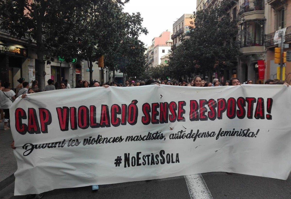 Manifestació a Gràcia en rebuig de l'agressió sexual que investiguen els Mossos.