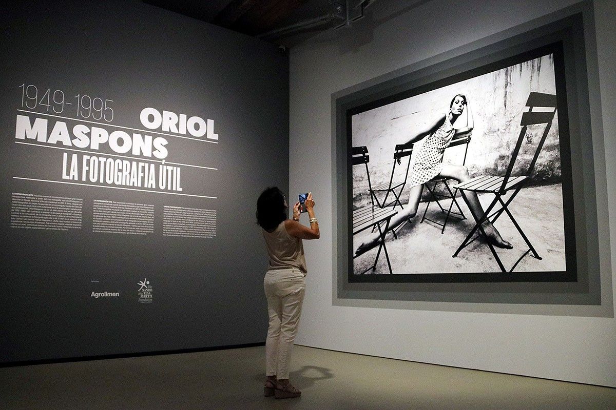 Una noia fotografia l'icònic retrat d'Oriol Maspons a Elsa Peretti, a l'entrada de l'exposició retrospectiva sobre el fotògraf al MNAC