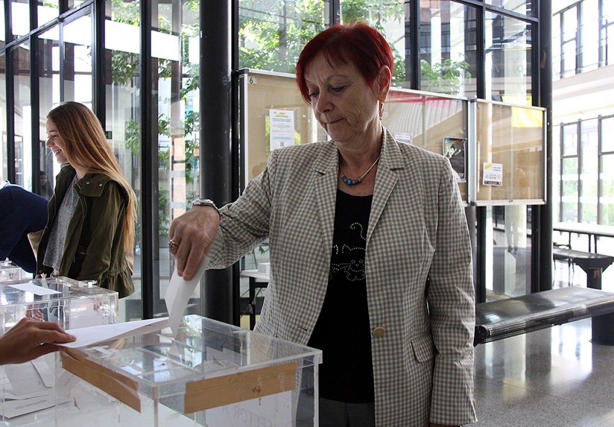 Margarita Arboix votant a la Facultat de Veterinària de la UAB