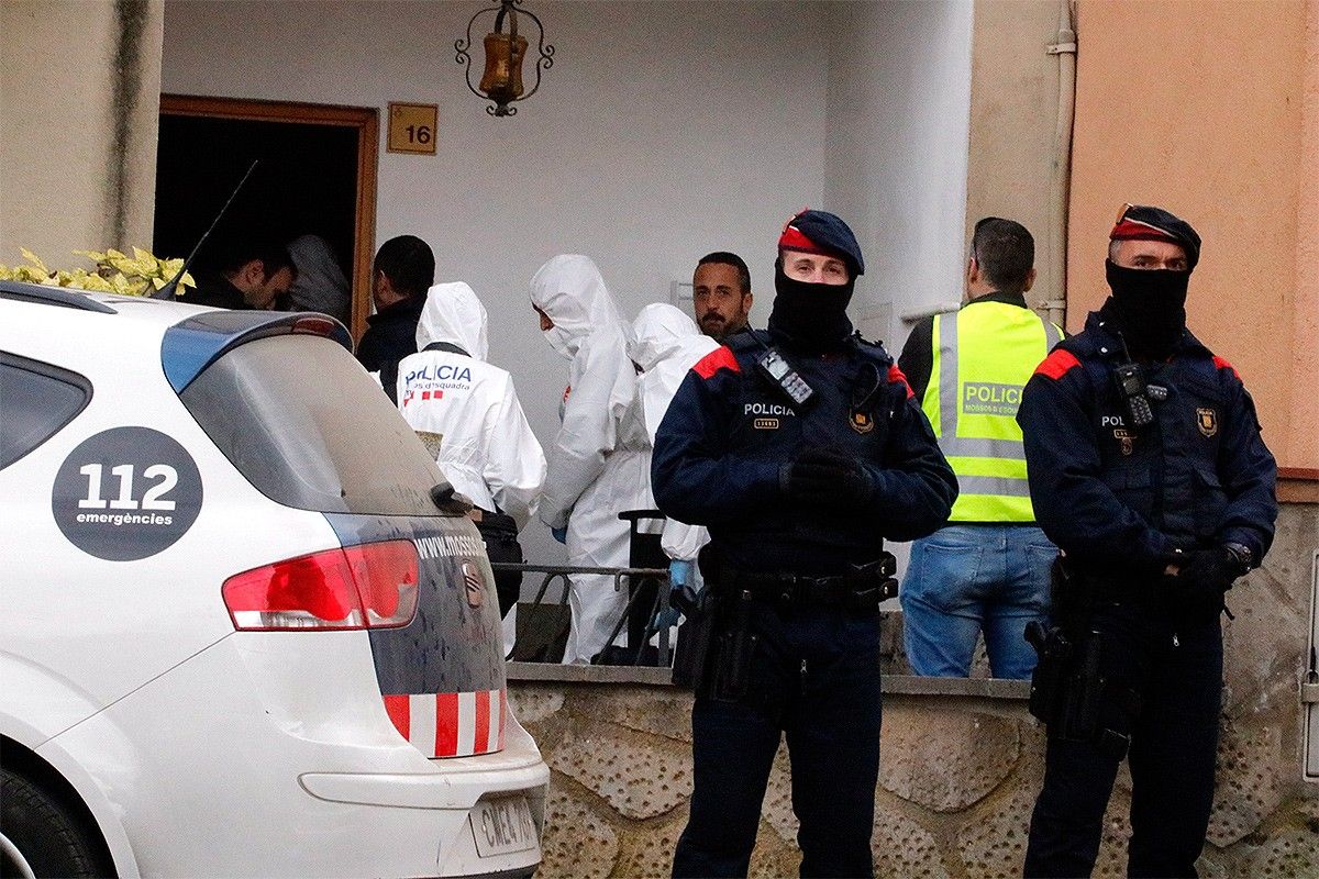 La policia científica escorcolla el domicili del detingut pel doble crim de Susqueda