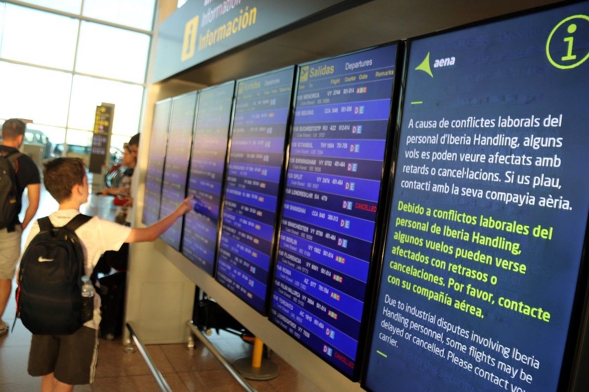 Un dels panells informatius de l'aeroport del Prat, informant de la vaga del personal de terra d'Iberia
