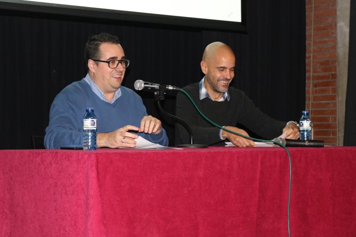 Cristian Alcázar i l'actual director del Consell Esportiu de l'Hospitalet, Eduard Galí, en una assemblea de l'ens.