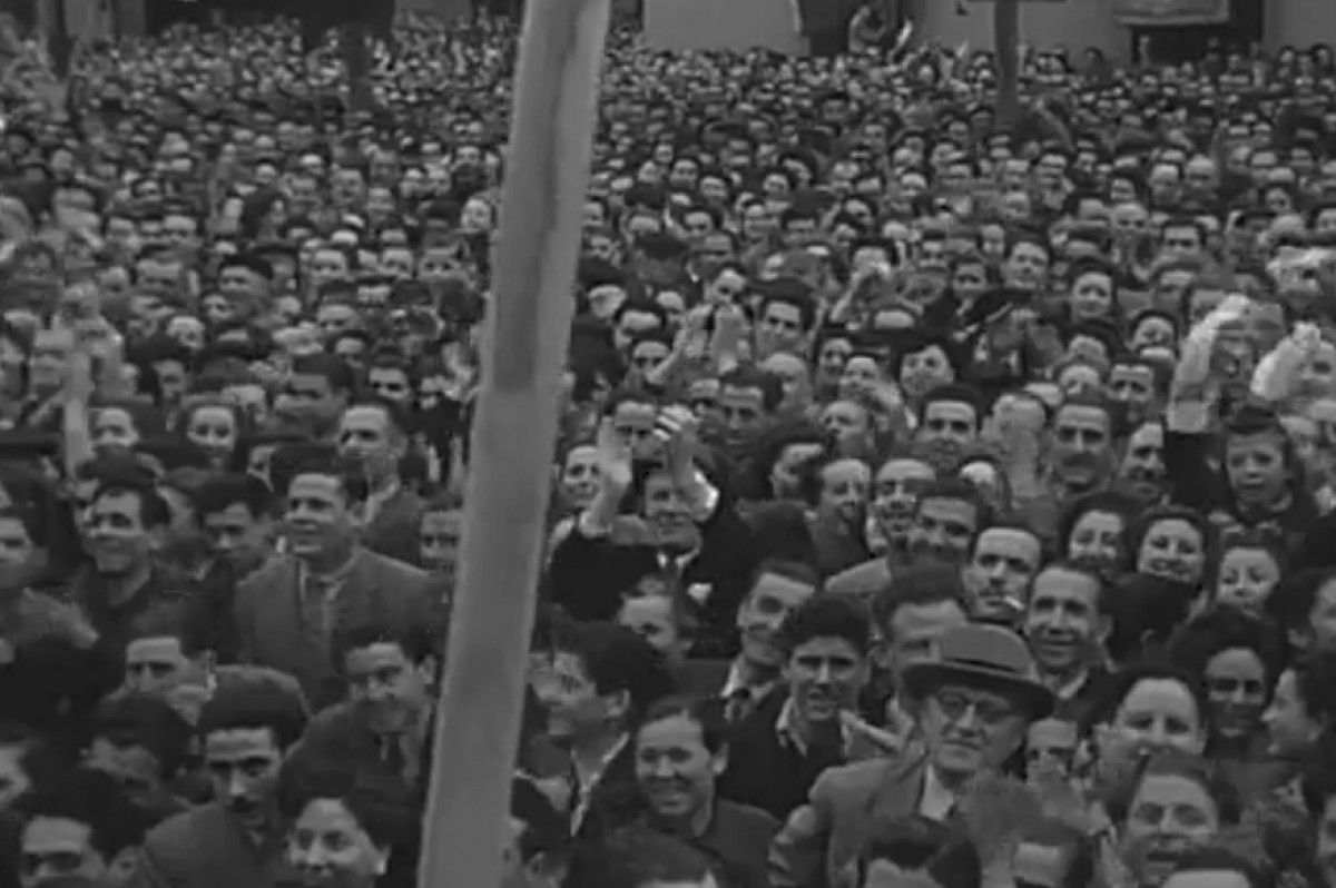 Una multitud rep Franco a la plaça de Sant Roc de Sabadell