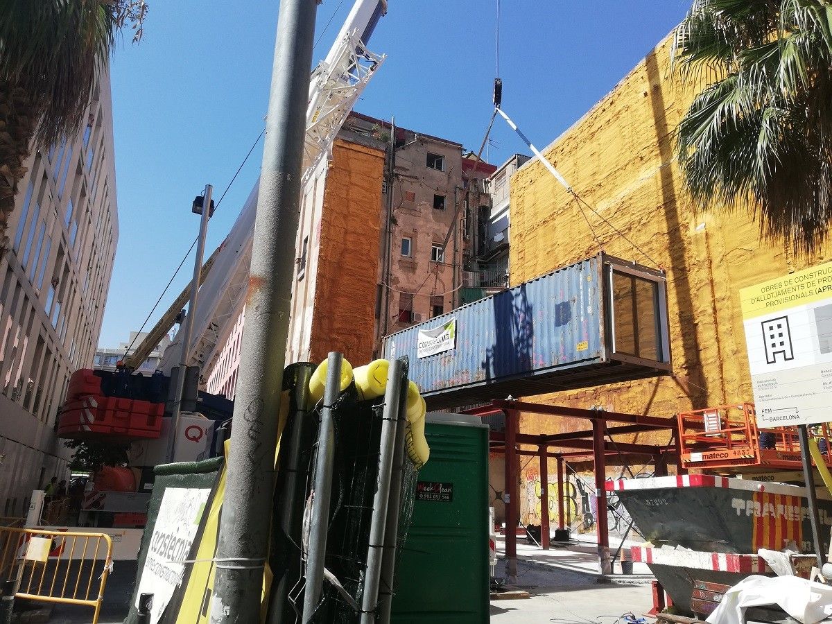 Col·locació del primer mòdul de pisos prefabricats a Barcelona.