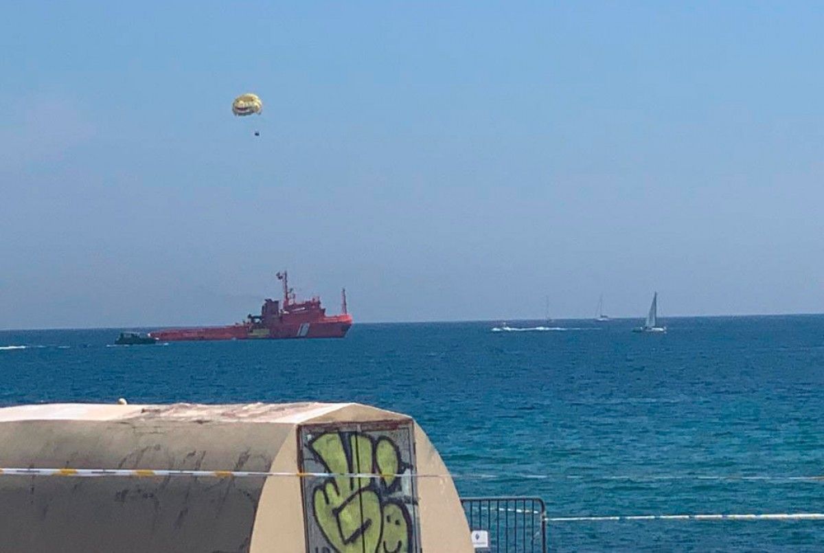 El projectil es trasllada a alta mar amb l'ajut de globus.