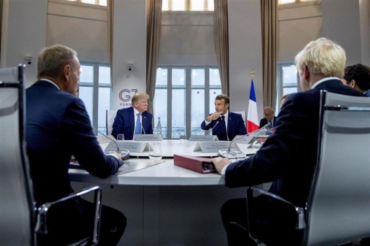 Un moment de la reunió dels líders del G-7, amb Trump i Macron al fons