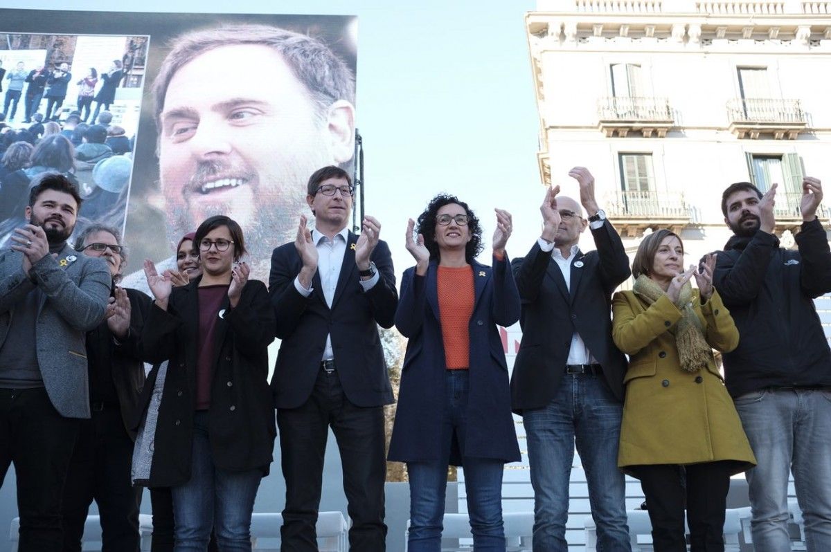 Marta Rovira i altres candidats d'ERC, en el míting central, amb una fotografia de Junqueras de fons.