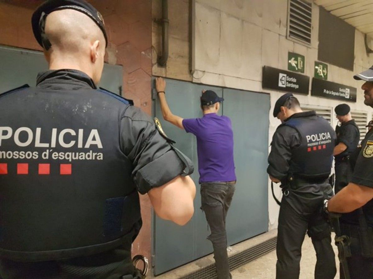 Imatge de la segona batuda dels Mossos al metro de Barcelona.