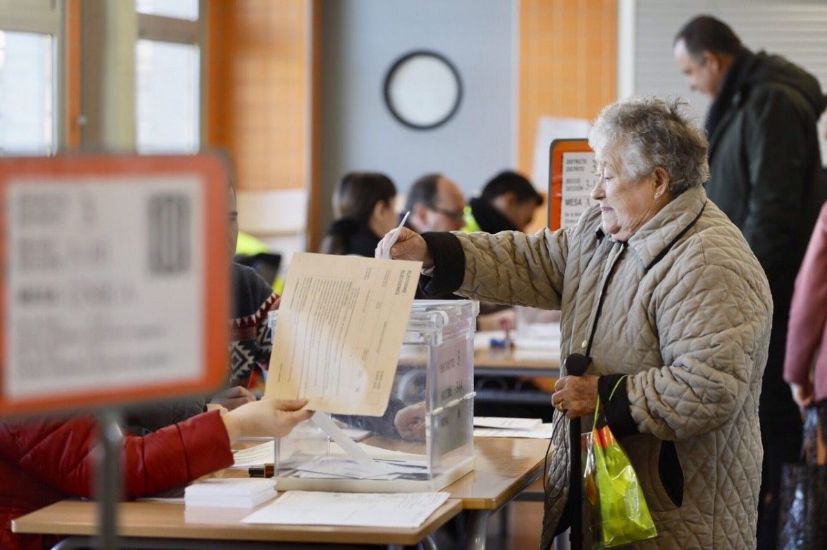 Una dona votant en un col·legi del nord de Sabadell