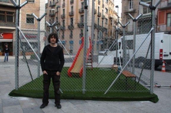 L'artista Pau Faus posa davant del seu 'Happy Bunker'.